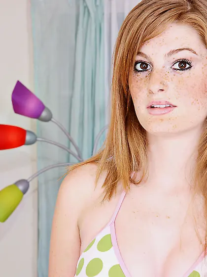 Sweet Faye Reagan boasts about her firm bottom and her yummy tit