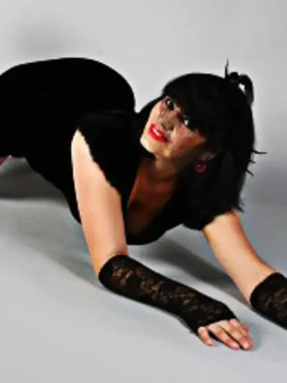 Brunette giulia perform close