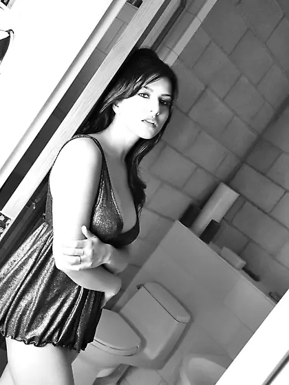 Sunny Leone takes all of her clothes before the camera and shows