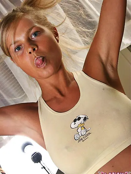 Lana seducing brunette