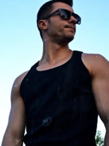 Brunette loverboy700 perform close