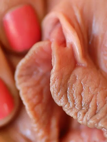 Dark-haired beauty posing sexily with her legs high up on cam