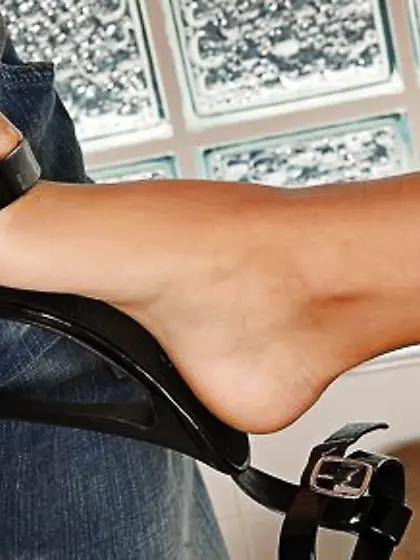 Office girl on heels allows her boss to use her toes for hot foo