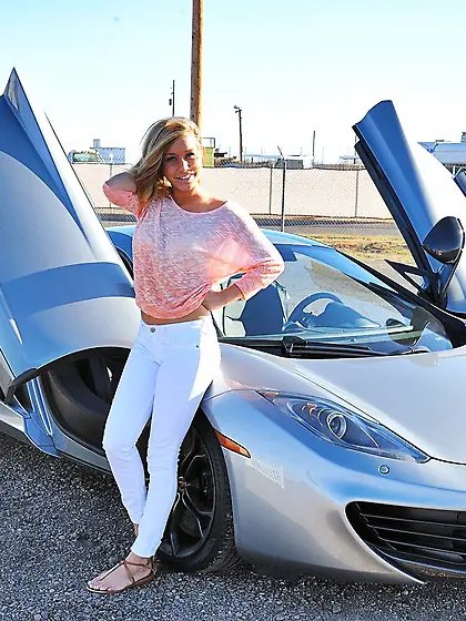 Impressive exhibitionist blonde shows her ass while in a car