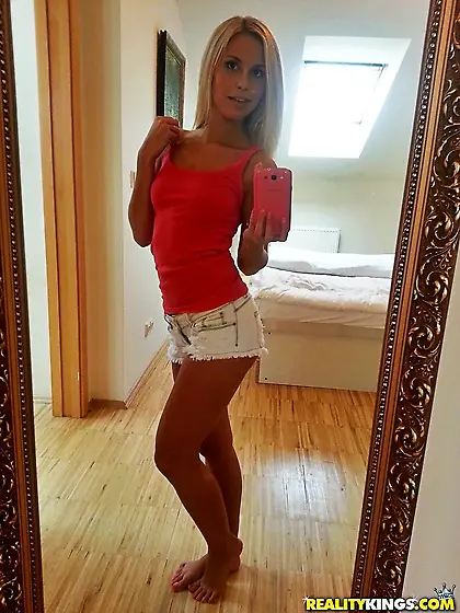 Cunning blonde picks up tourist via Tinder and invites him to sp