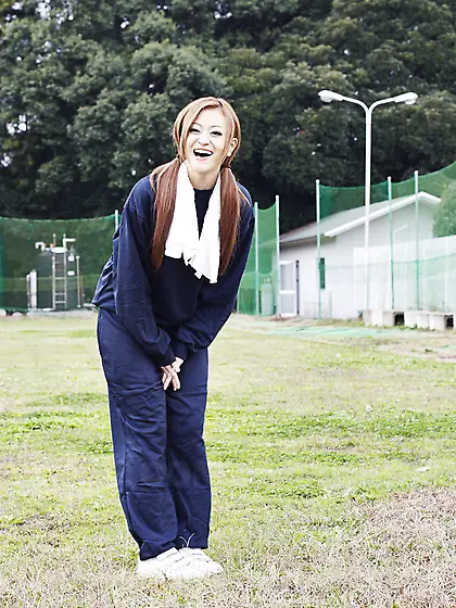 Long-haired honey poses blue