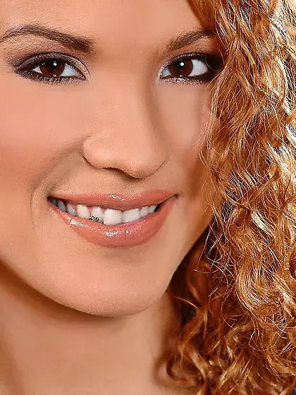 Curly babe Anna Mary with incredibly tight hole spreads her puss