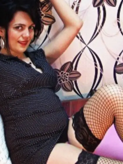 Brunette misselisa perform dancing