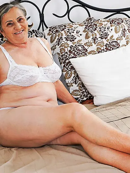 Saggy tits fat hairy pussy