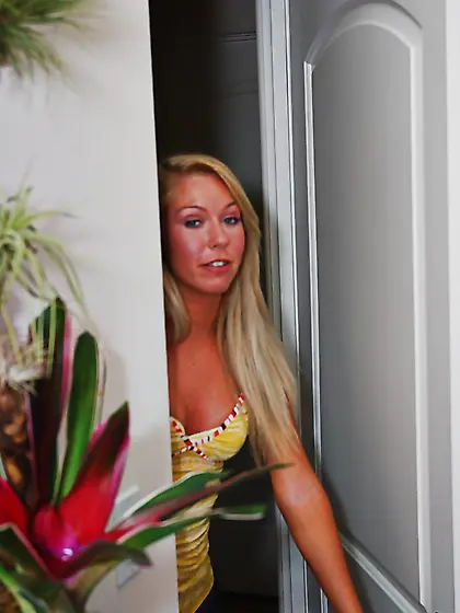 Insanely sexy masseuse ready to be penetrated by her client at m