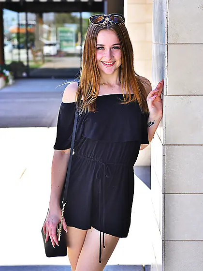 Teen mistakes twat for mouth and shows banana inside her hungry