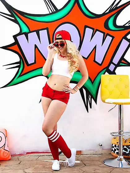 Blonde hottie displays banging