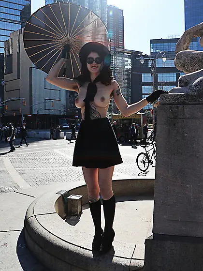 Ms. Rosie Wilde (Ms. Rosie Levine)