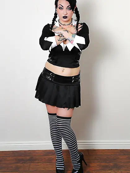 Lovely goth babe takes