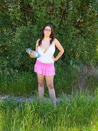 Attractive amateur babe Anny Zeml pours water on her huge hooter