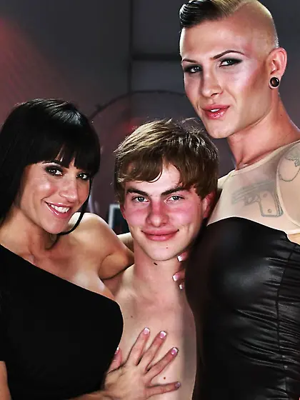 Short-haired tranny latex ensemble