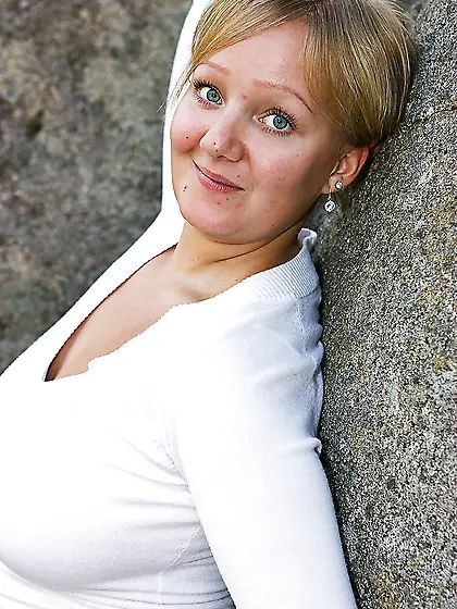 Claire J is going to show her oozing twat because why not