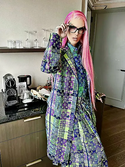 Jeffree Star tattooed makeup twink