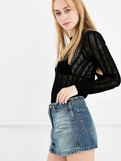 Flexible petite blonde shows her fine young...