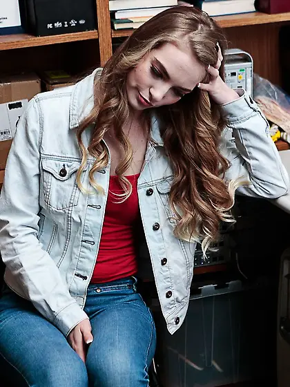 Store guard uses his curved cock on a thief