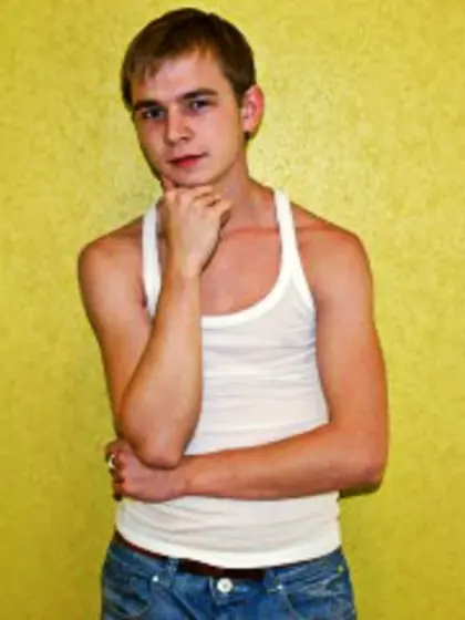 Blonde arti perform close