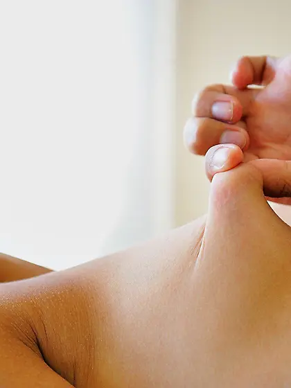 Redheaded chick fingering her own butthole like a cheap slut