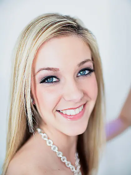 Teen Hilary Allure furiously working up the tongue and bringing