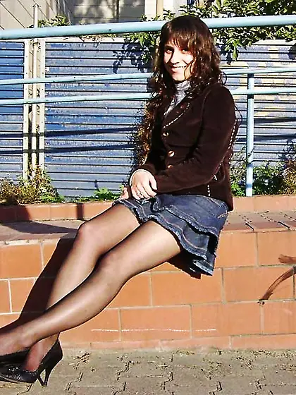 Hotlegs-mini-skirt stunner