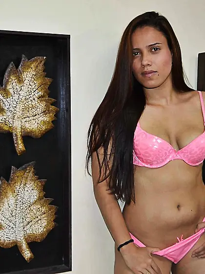 Latin girl with nice tits like to snapshot