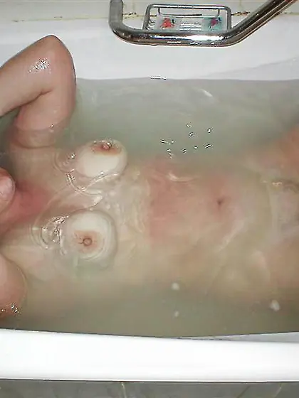 slutty uk mum bathtime