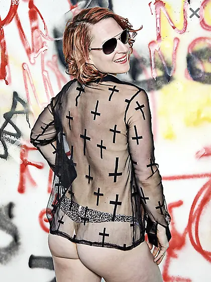 Incredibly sexy amateur posing for the camera