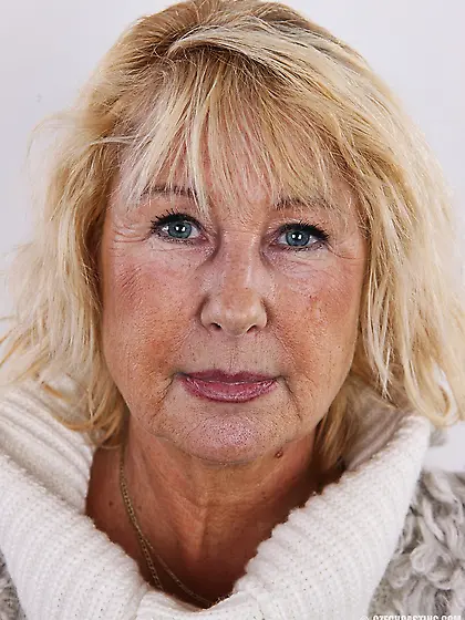 Mature diva shamelessly shows off saggy natural titties and unsh