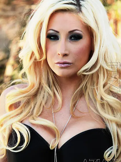 Blonde pornstar Candy Manson with perfect huge boobs loves posin