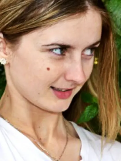 Blonde kassie perform dancing