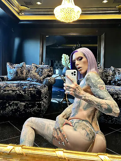 Jeffree Star tattooed makeup twink