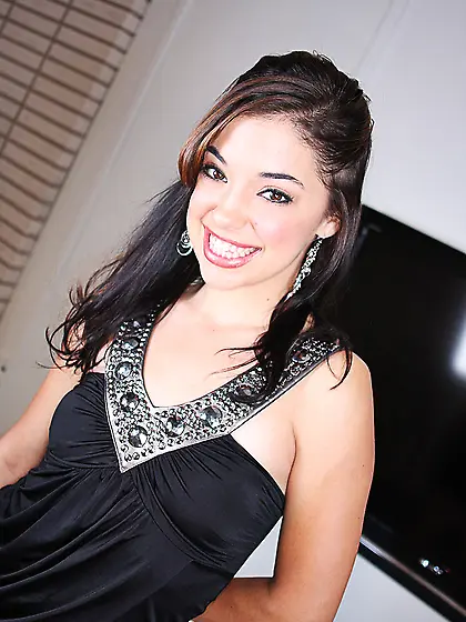 Latina girl Gigi Rivera exposes naked pussy and wraps mouth arou