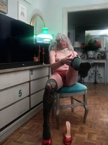 the whore Carlatx does a striptease