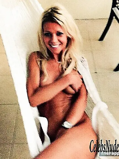 Tara Reid Nude