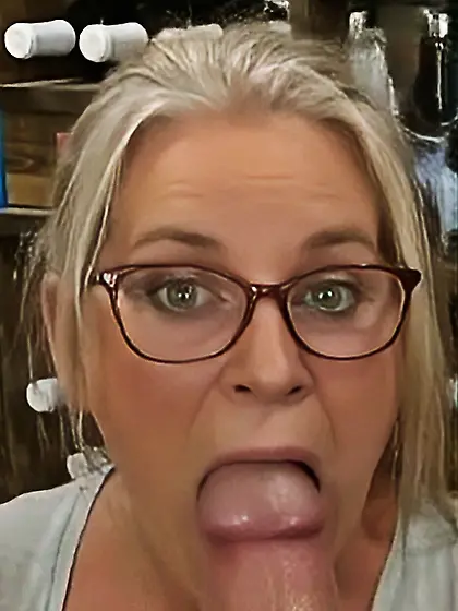 Slut Amber Dawn sucking dick