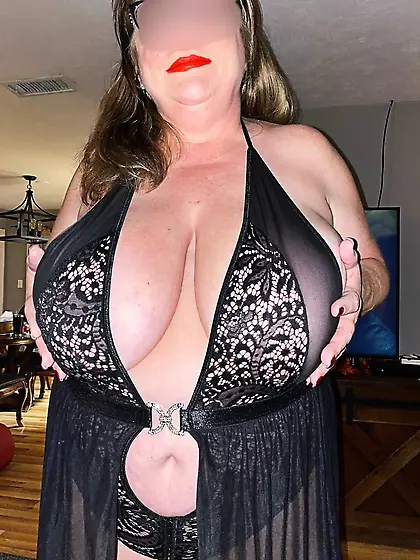 Sexy BBW wife