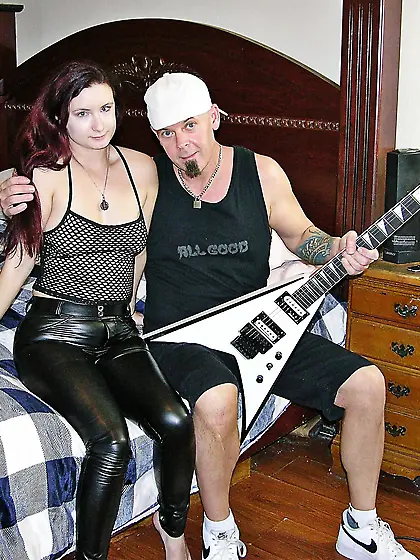 True Amateur Models - Ray Edwards, Violet Spice CFNM Handjob