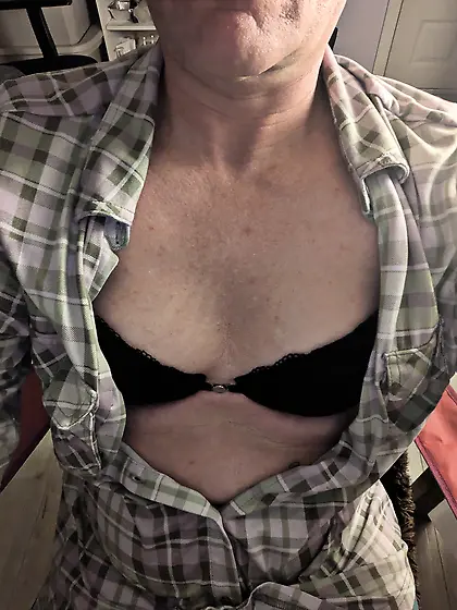 Chubby tranny slut rides the big ones