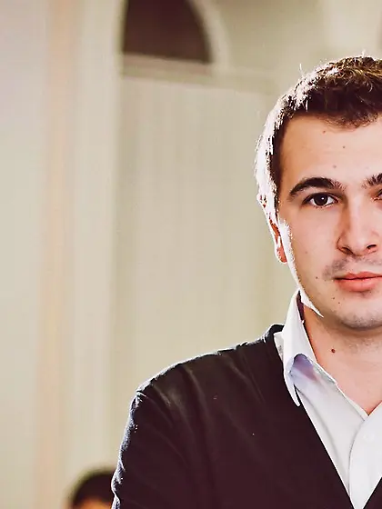 White man Kirton like to smoking and snapshot