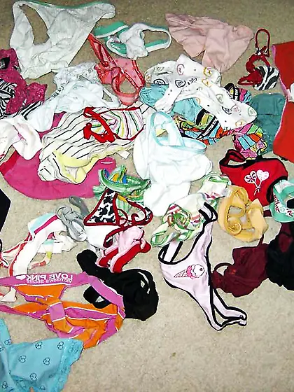 Amigas ensenando calzones Pal displaying undies