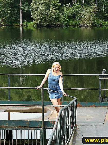 Park lake outdoor pissing