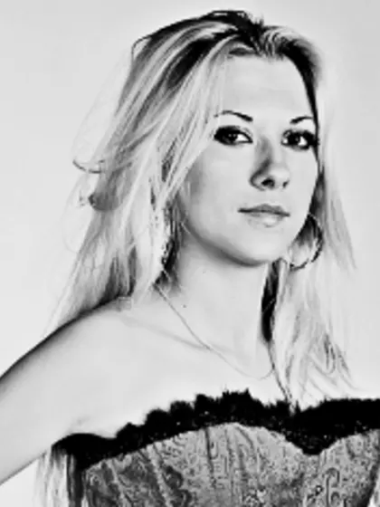 Blonde emeraldstar perform dancing