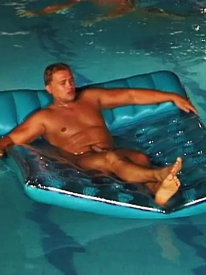 Fellas share sexy siren in the pool