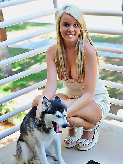 Blonde teen Alexis Adams provides with the erotic view of her nu