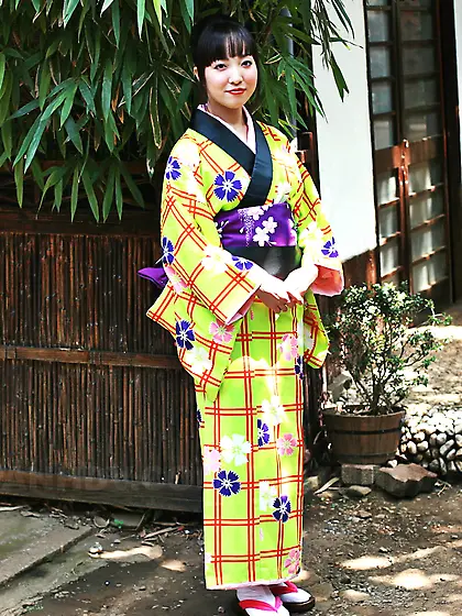 Swanky Japanese woman wears colorful kimono and has no panties u
