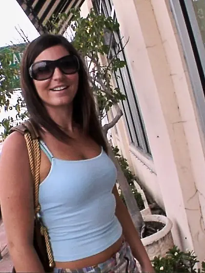 Curvy bitch takes off her sexy lingerie and starts with some nas